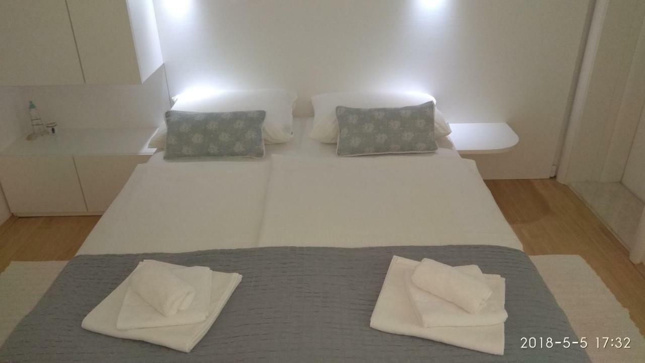 Apartments Niana With Heated Seawater Swimingpool Donji Okrug  Exterior foto