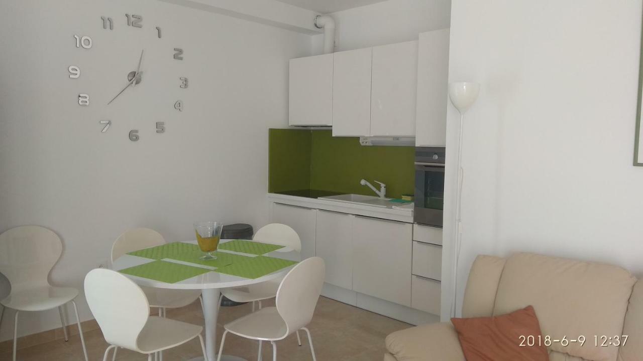 Apartments Niana With Heated Seawater Swimingpool Donji Okrug  Exterior foto